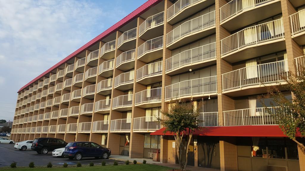 Ramada Plaza By Wyndham Fayetteville Fort Bragg Area Exterior foto